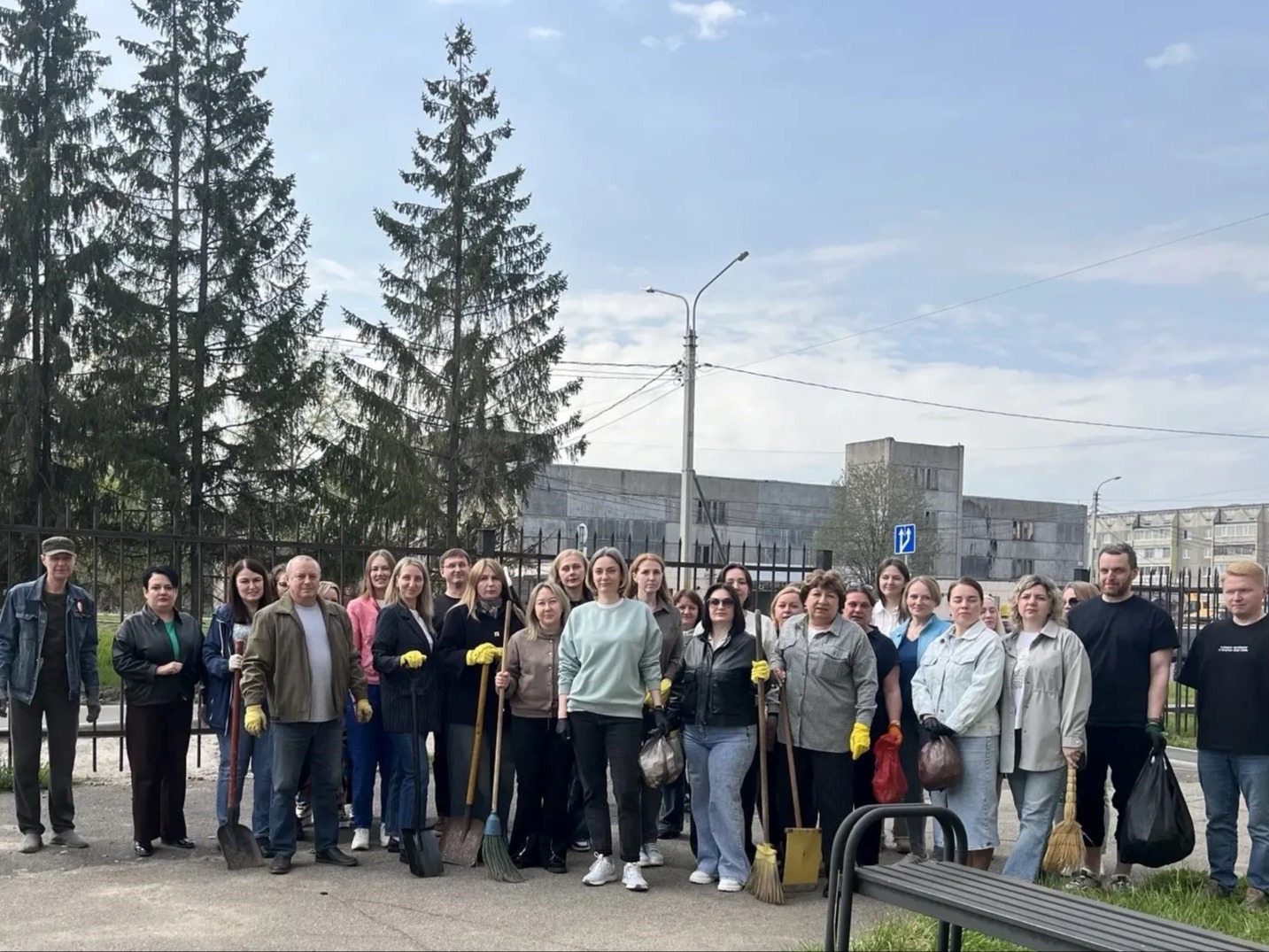 Сотрудники Череповецкого отдела Росреестра Вологодской области вышли на субботник: порядок рядом с работой и в Макаринской Роще.