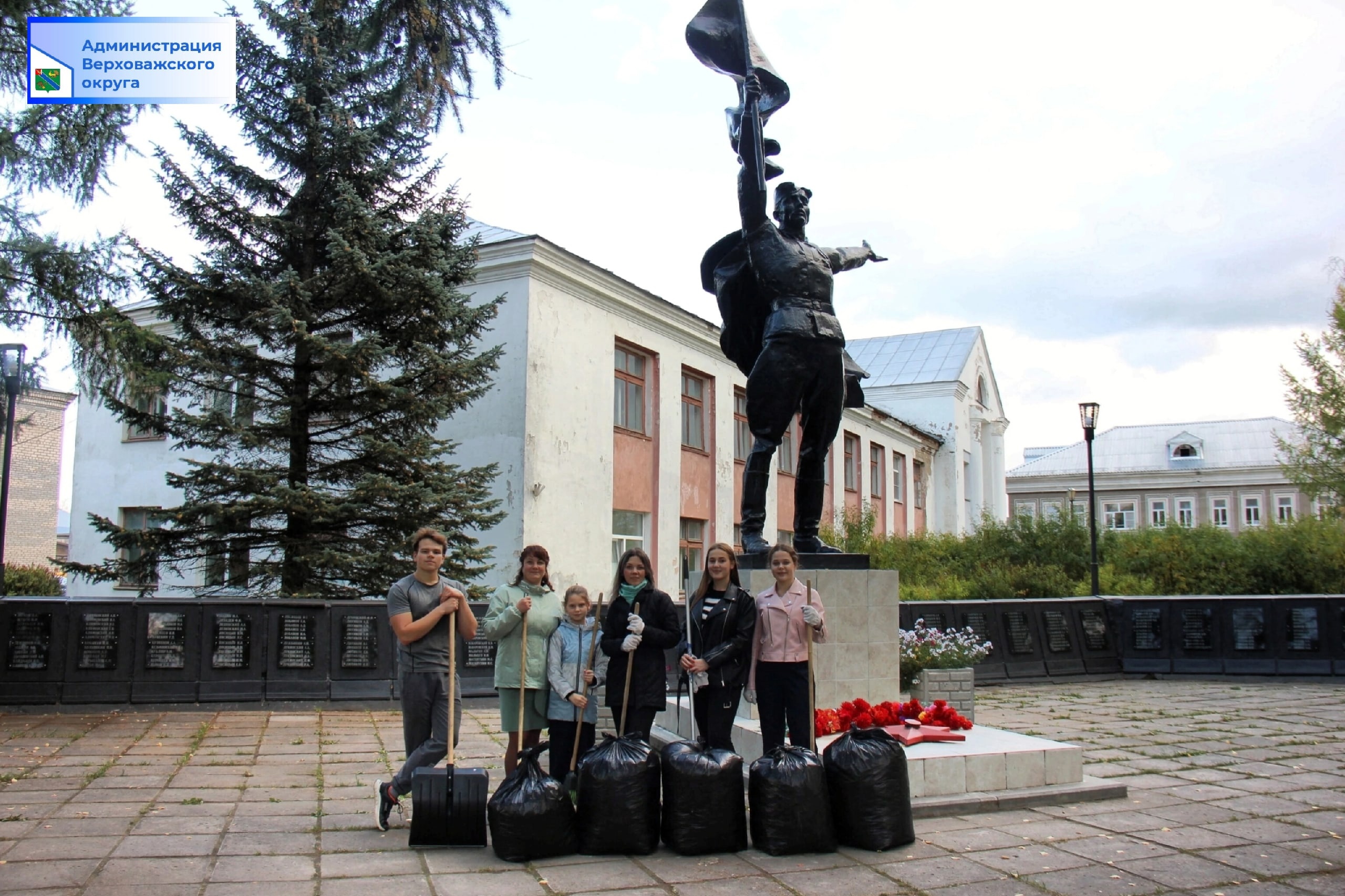 У монумента воинам-землякам, погибшим в годы Великой Отечественной войны состоялся субботник.