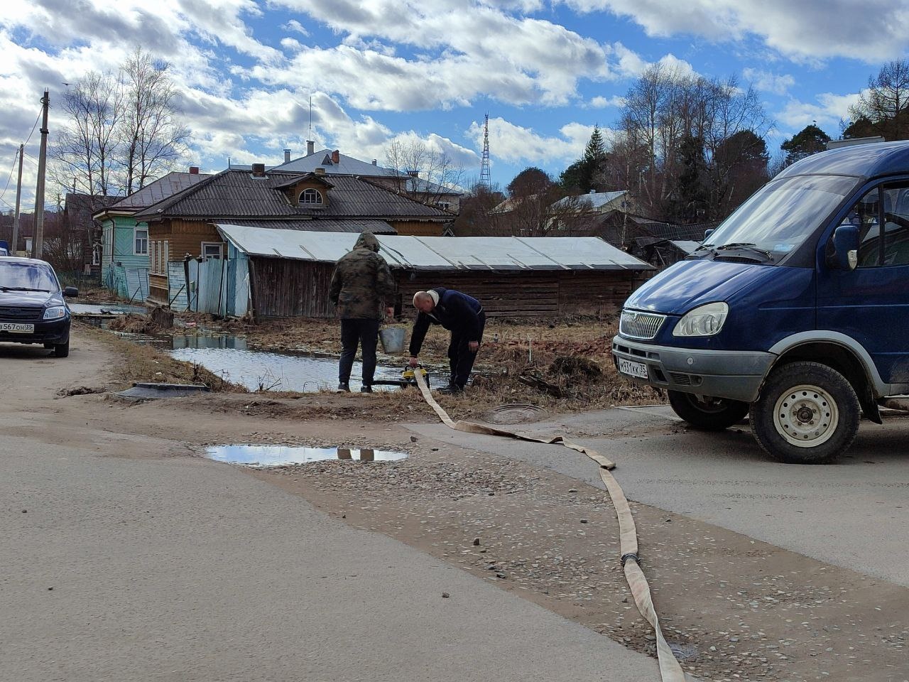 В Верховажье в результате промерзания трубы через улицу Октябрьская оказалась затоплена территория возле дома 31 на улице Стебенева.