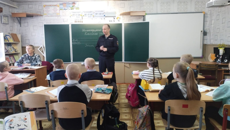 Сегодня старший инспектор ПДН Дмитрий Корельский, посетил МБОУ Верховскую школу..