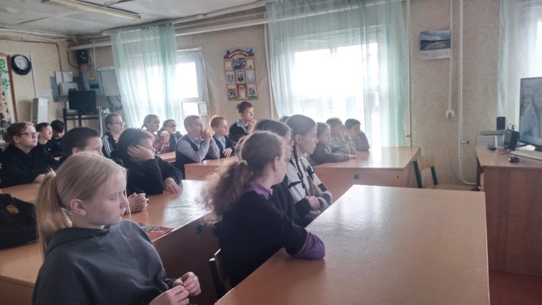 Сегодня старший инспектор ПДН Дмитрий Корельский, посетил МБОУ Верховскую школу..